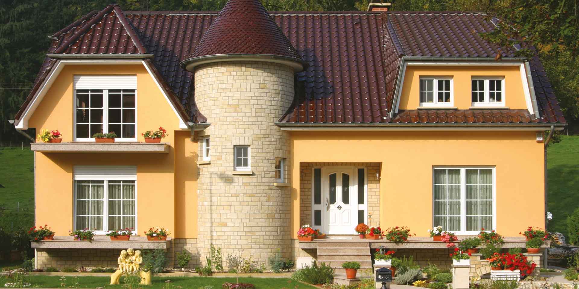 Gelbes Einfamilienhaus mit klassisch weißer Coplaning Haustür und großen weißen Coplaning Fenster.