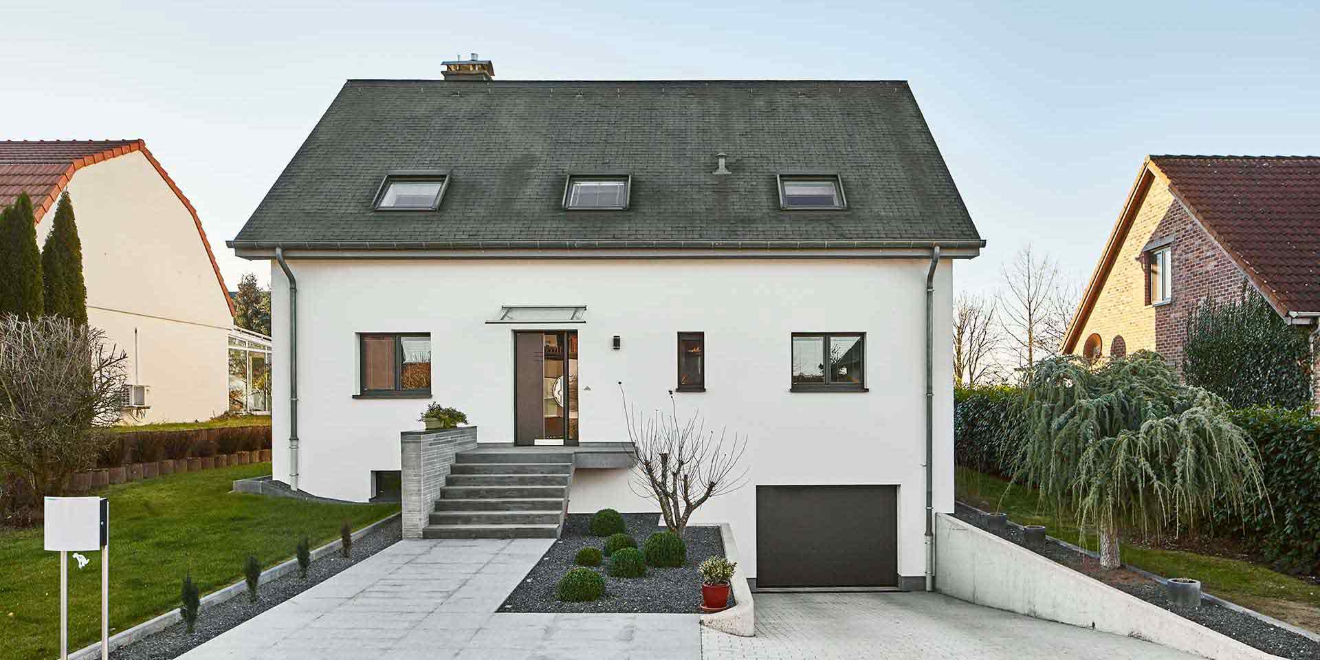 Weisses Haus Graue Fenster