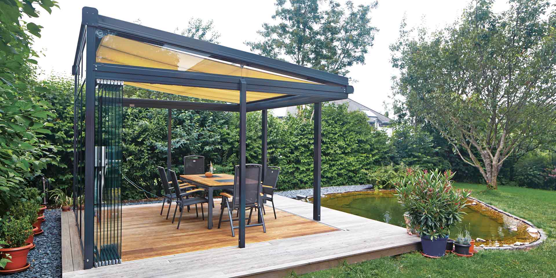 Graue geöffnete Coplaning Veranda Lichtoase auf der Terasse mit grauem Faltschiebesystem mit Innenmarkise und Beschattung.