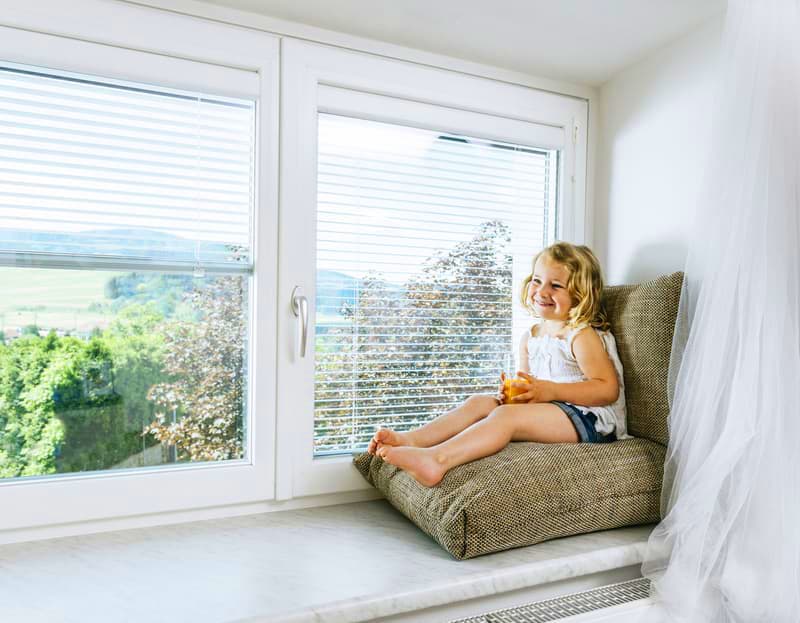 COPLANING S.A. – Weiße moderne Fenster mit integrierten Jalousien